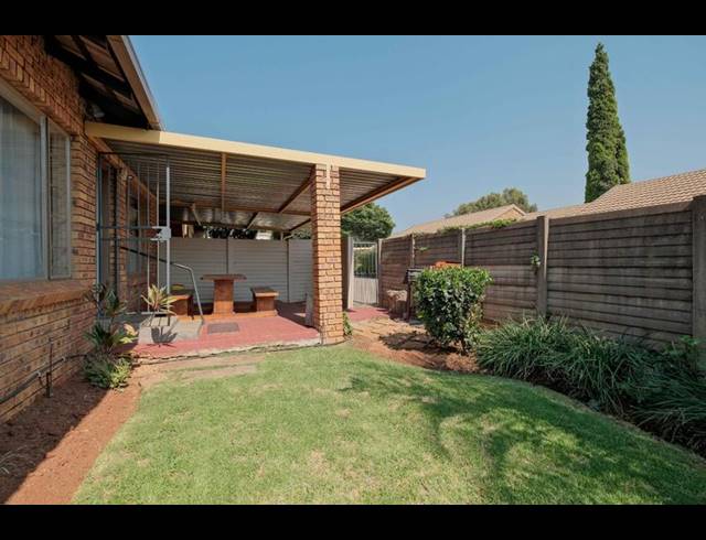 2 BEDROOM TOWNHOUSE FOR SALE IN ROOIHUISKRAAL NORTH